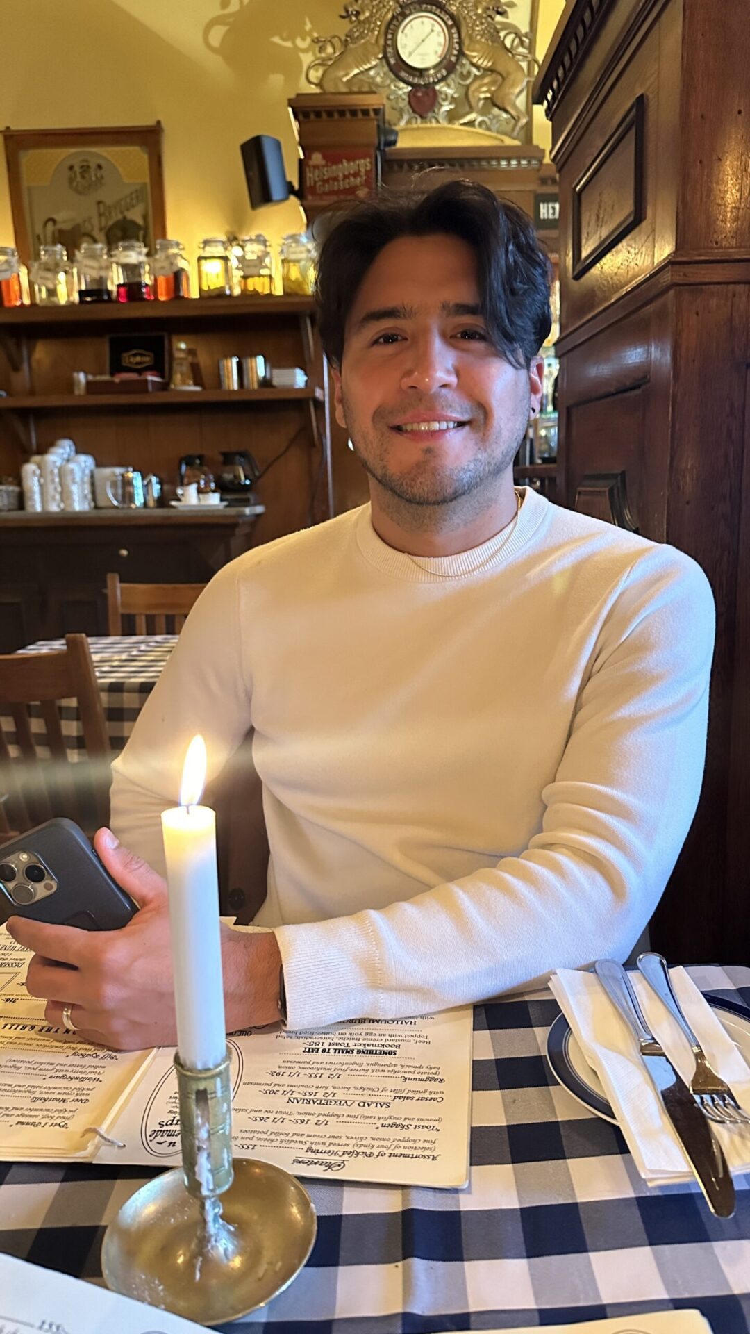 Blå Dörren Man sitting behind a candle at a tavern