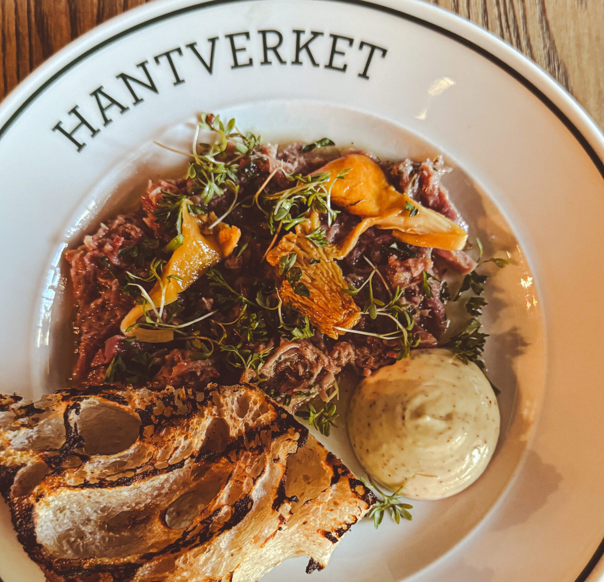 Struva with chicken liver with chanterelles, red cabbage slaw, and toasted sourdough on a Hantverket plate
